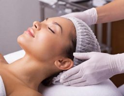 Vrouw ontvangt een huidverzorgende gezichtsbehandeling bij Just Your Glow in Maastricht