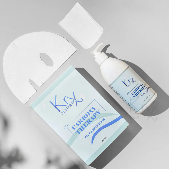 Close-up van producten en toepassing van KRX Aesthetics Carboxy tijdens een huidverzorgende behandeling bij Just Your Glow in Maastricht