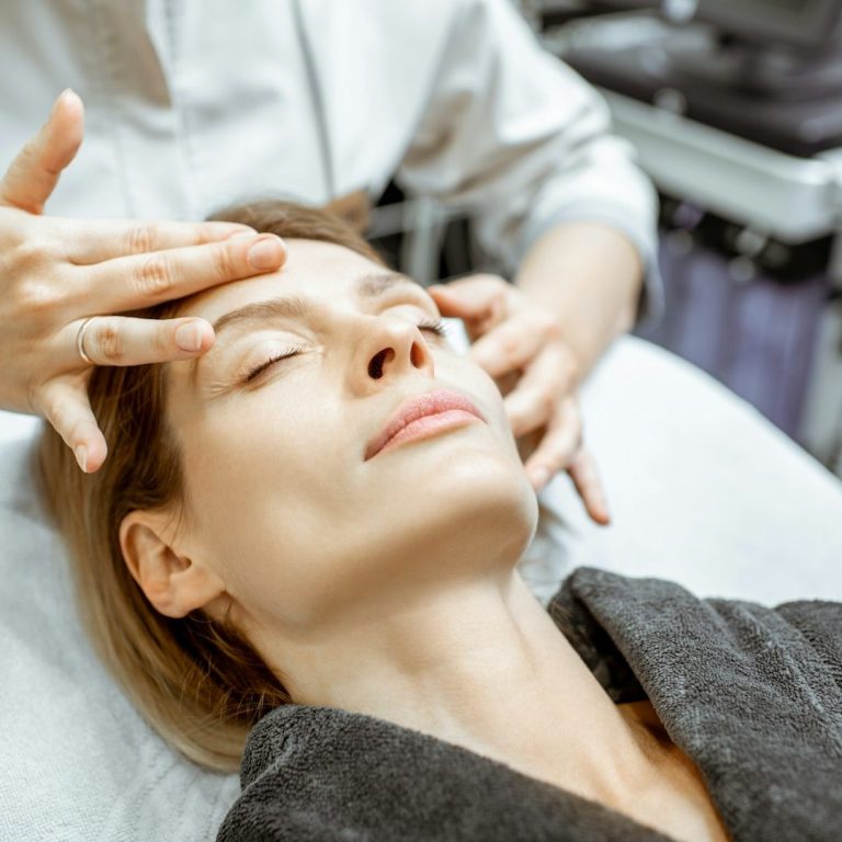 Vrouw krijgt behandeling met HydraFacial apparaat Vrouw ontvangt een huidverzorgende behandeling met het HydraFacial / HydraBeauty peeling apparaat bij Just Your Glow in Maastricht
