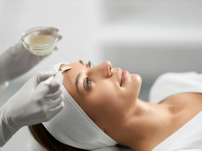 Vrouw geniet van een huidverbeterende behandeling, volledig afgestemd op haar huidtype