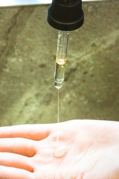 Gezichtsserum uit een pipet
