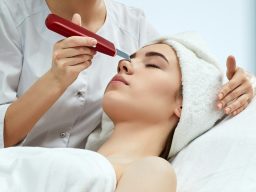 Vrouw tijdens een intensieve gezichtsbehandeling voor een gezonde en stralende huid