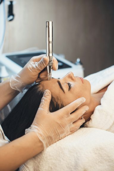 Microneedling voor grove poriën en fijne lijntjes met Dermapen in Maastricht